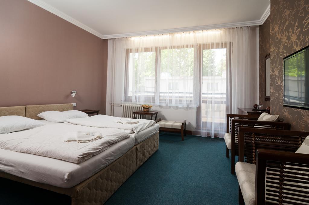 Hotel Radejov Knezdub Exterior photo